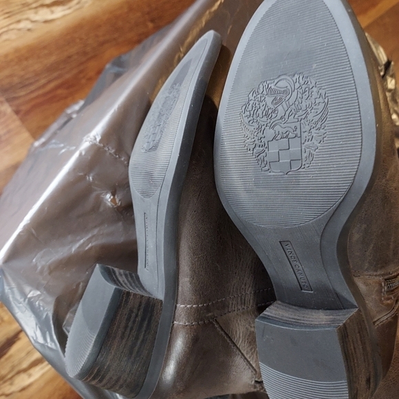 Vince Camuto Bendra grey distressed bomber boots size 5 new in box - Picture 12 of 16